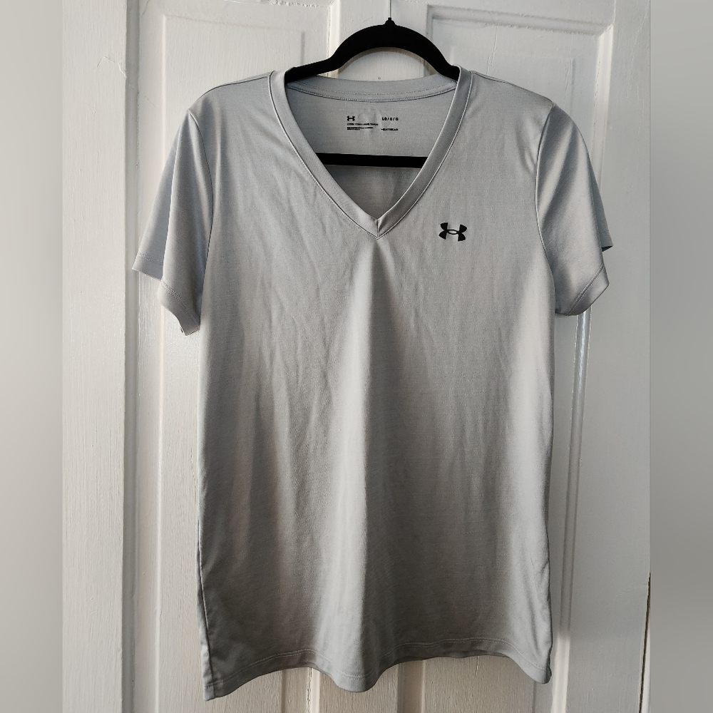 Under Armour Light Gray Active Tee Large Loose Fit V Neck
